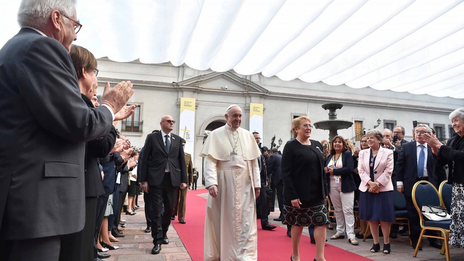 Il Papa tuona contro i "falsi profeti": "Innescano violenze sugli stranieri"