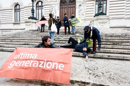 Il blitz di Ultima Generazione davanti palazzo Montecitorio: le immagini 12