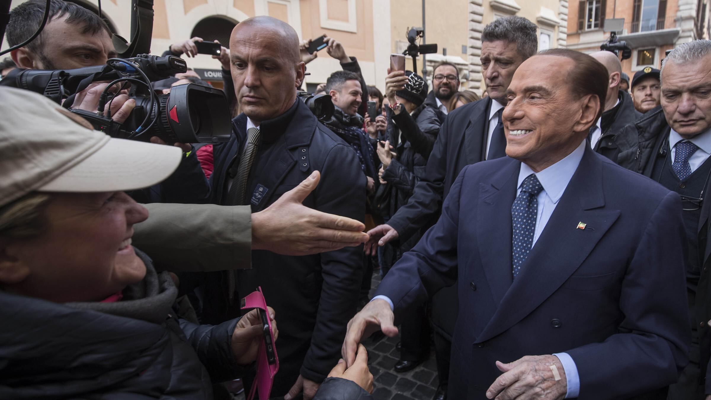 Berlusconi dà il via libera al centrodestra in piazza. "Siamo persone leali"
