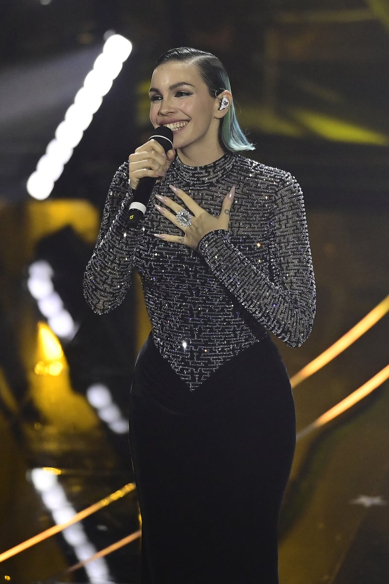 Sanremo 2024: ecco il look della finalissima del Festival di Rose Villain 11