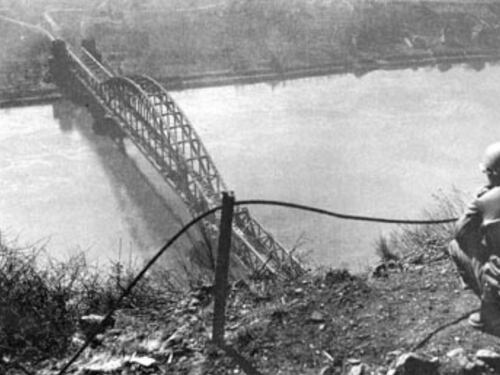 Gli Alleati attraversano il Reno a Remagen: così è arrivata la caduta di Hitler
