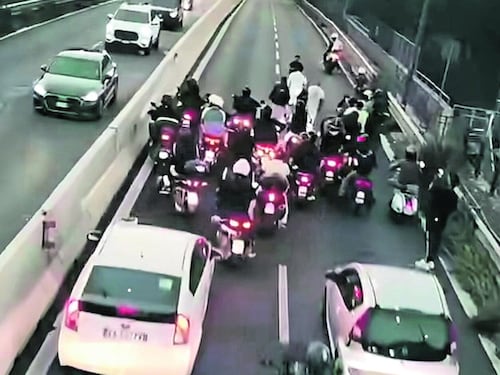 Tre rapper per girare un video paralizzano la Milano-Meda