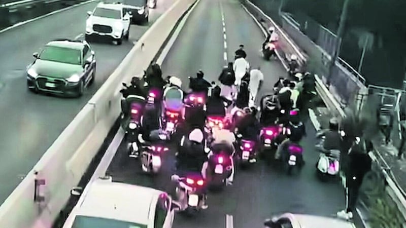 Tre rapper per girare un video paralizzano la Milano-Meda