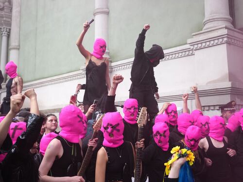 Biennale, Buttafuoco: "Siamo liberi e audaci". Sit in delle Pussy Riot davanti al padiglione russo