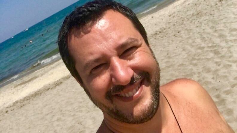 "Viva l'Italia, altro che la Spagna". Il primo tuffo di Salvini in mare (e quei "baci ai rosiconi")