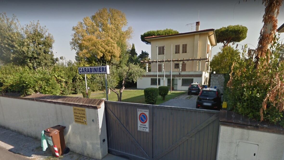 Va a spasso con il cane poi aggredisce i militari