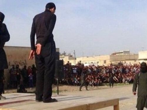 L'ultimo orrore dell'Isis: cento frustate perché la moglie non indossa il niqab