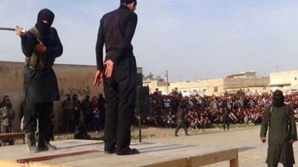 L'ultimo orrore dell'Isis: cento frustate perché la moglie non indossa il niqab