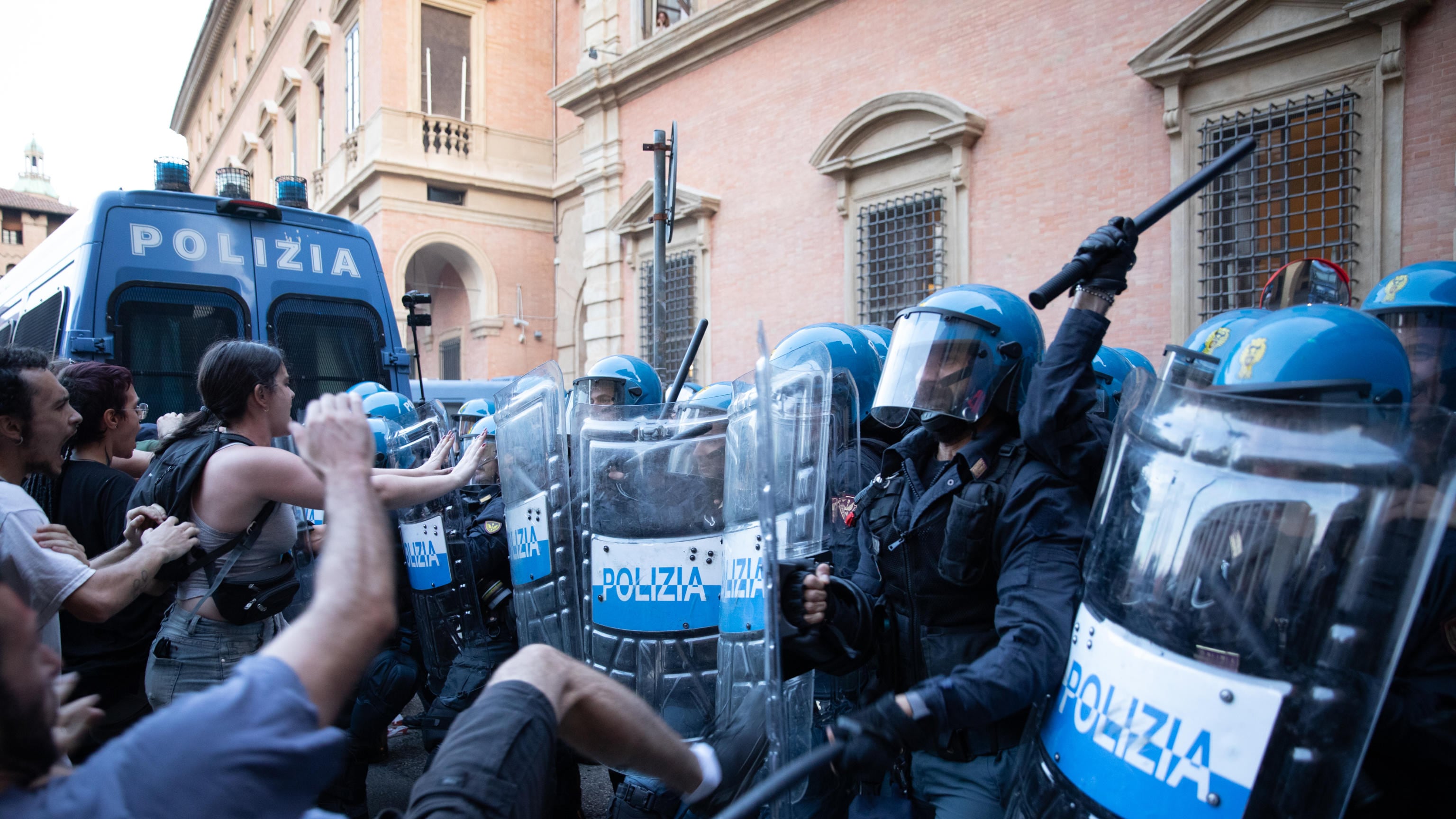 Bologna, il sindacato di polizia denuncia Lepore: “Non siamo carne da macello”