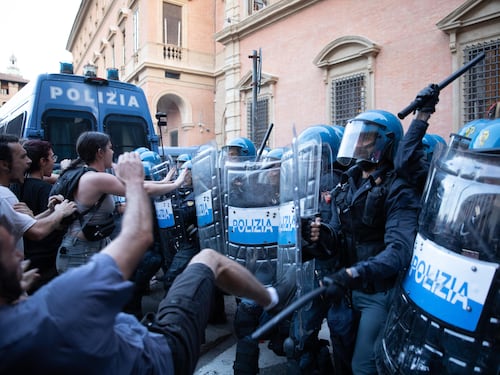Bologna, il sindacato di polizia denuncia Lepore: “Non siamo carne da macello”