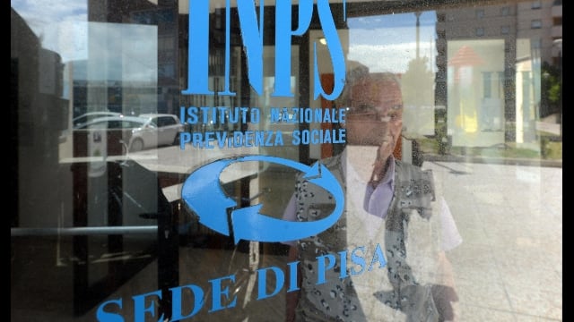 Mani in tasca ai pensionati Il vizietto che non passa mai