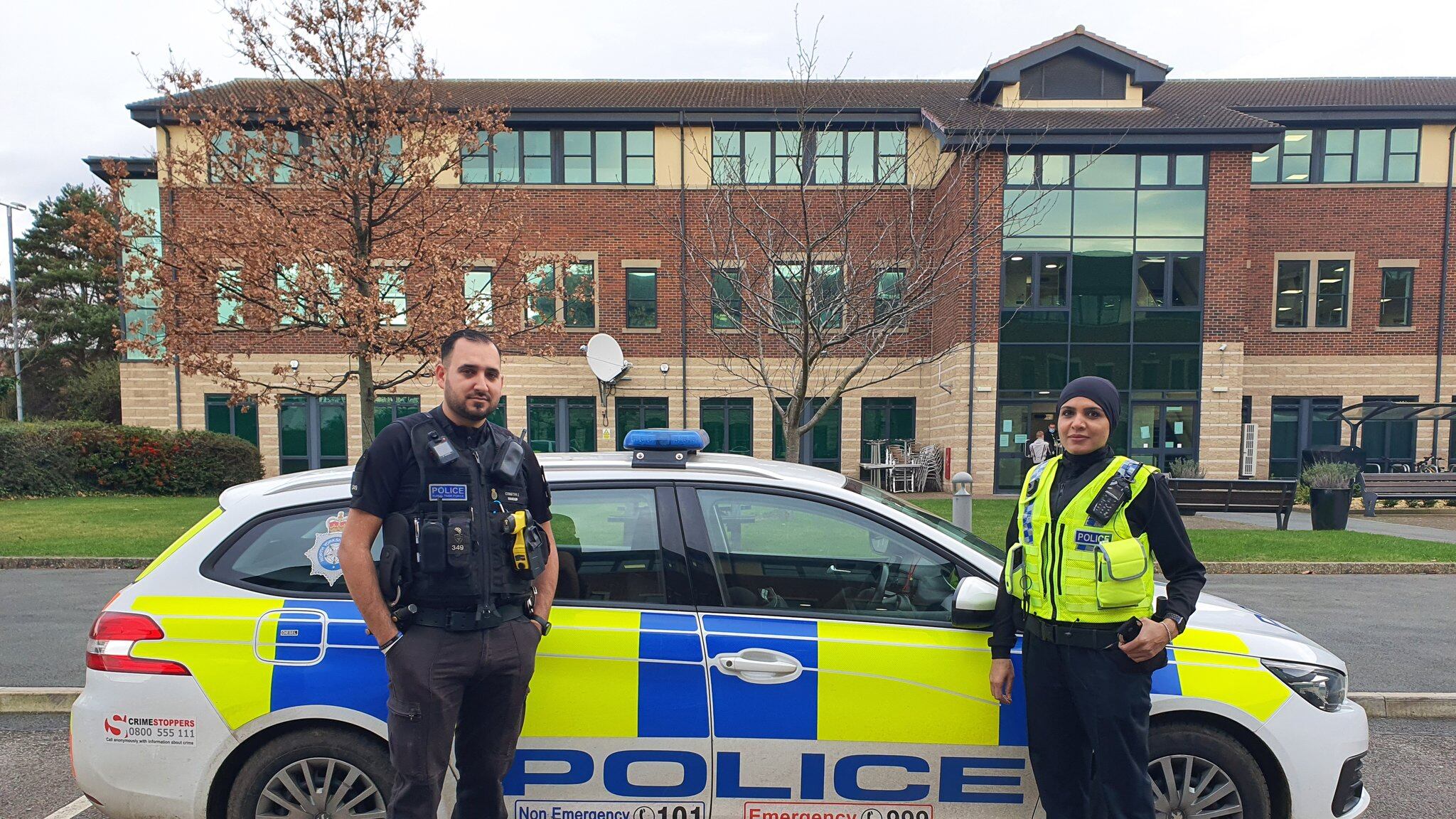 Polizia britannica presenta le sue nuove divise per "donne velate"