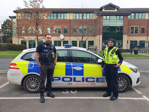 Polizia britannica presenta le sue nuove divise per "donne velate"