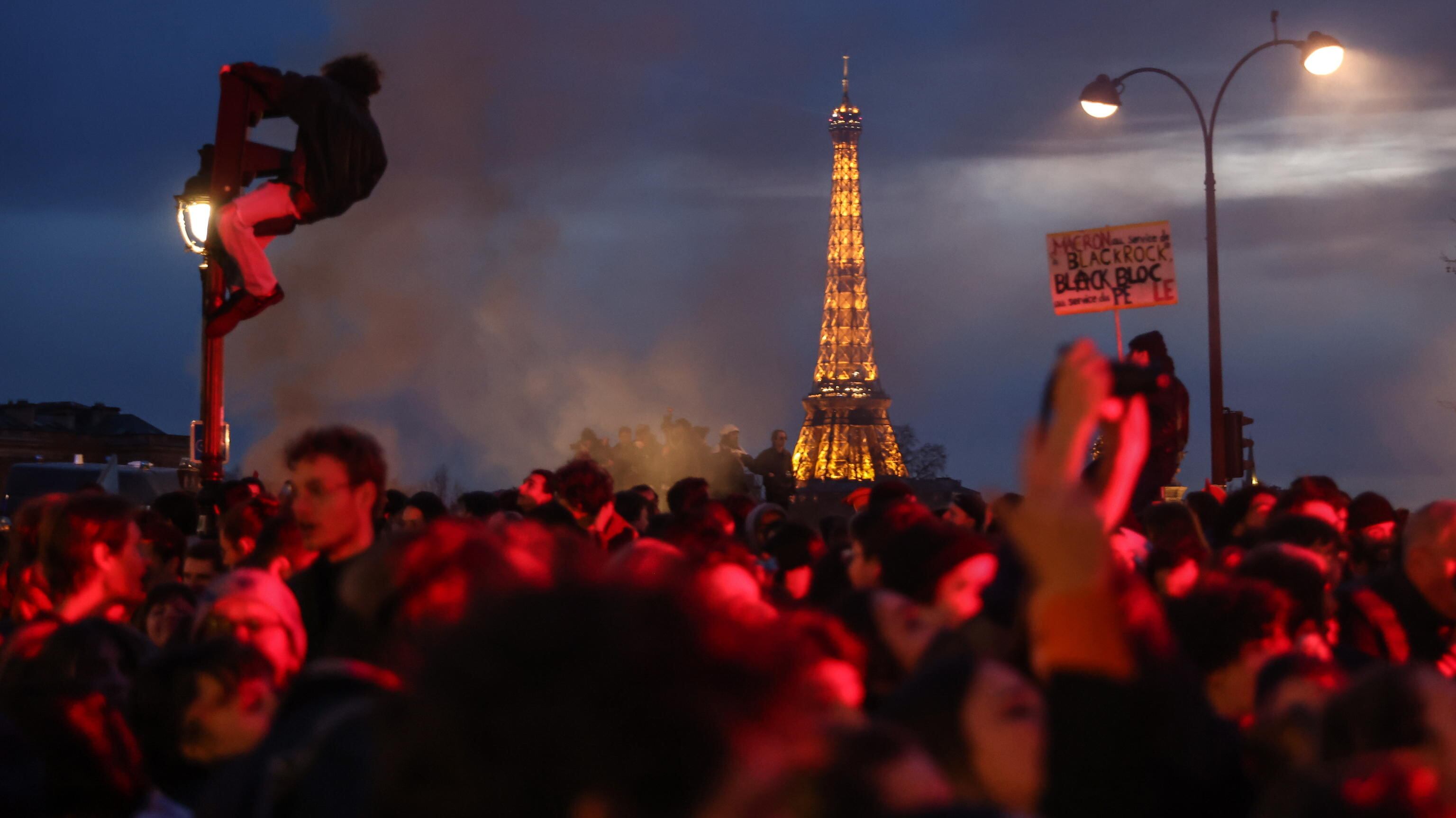 Parigi si blinda, Macron aspetta il voto in aula