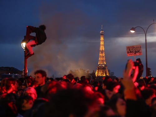 Parigi si blinda, Macron aspetta il voto in aula