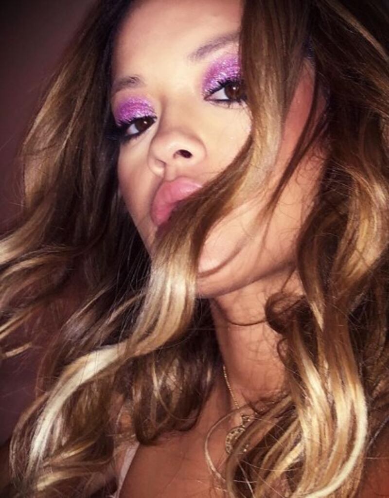 Rita Ora, il costume è sexy 2