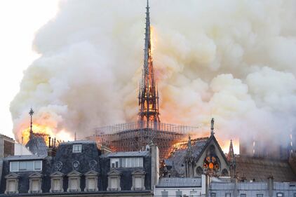 Parigi, la cattedrale di Notre Dame in fiamme 2