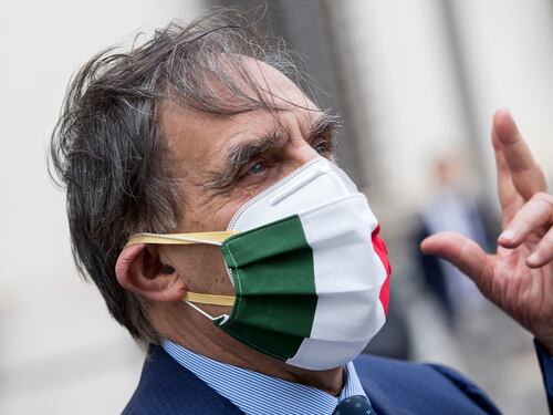 "No al saluto col gomito". La Russa contro l'Oms: "Va bene mano al cuore"