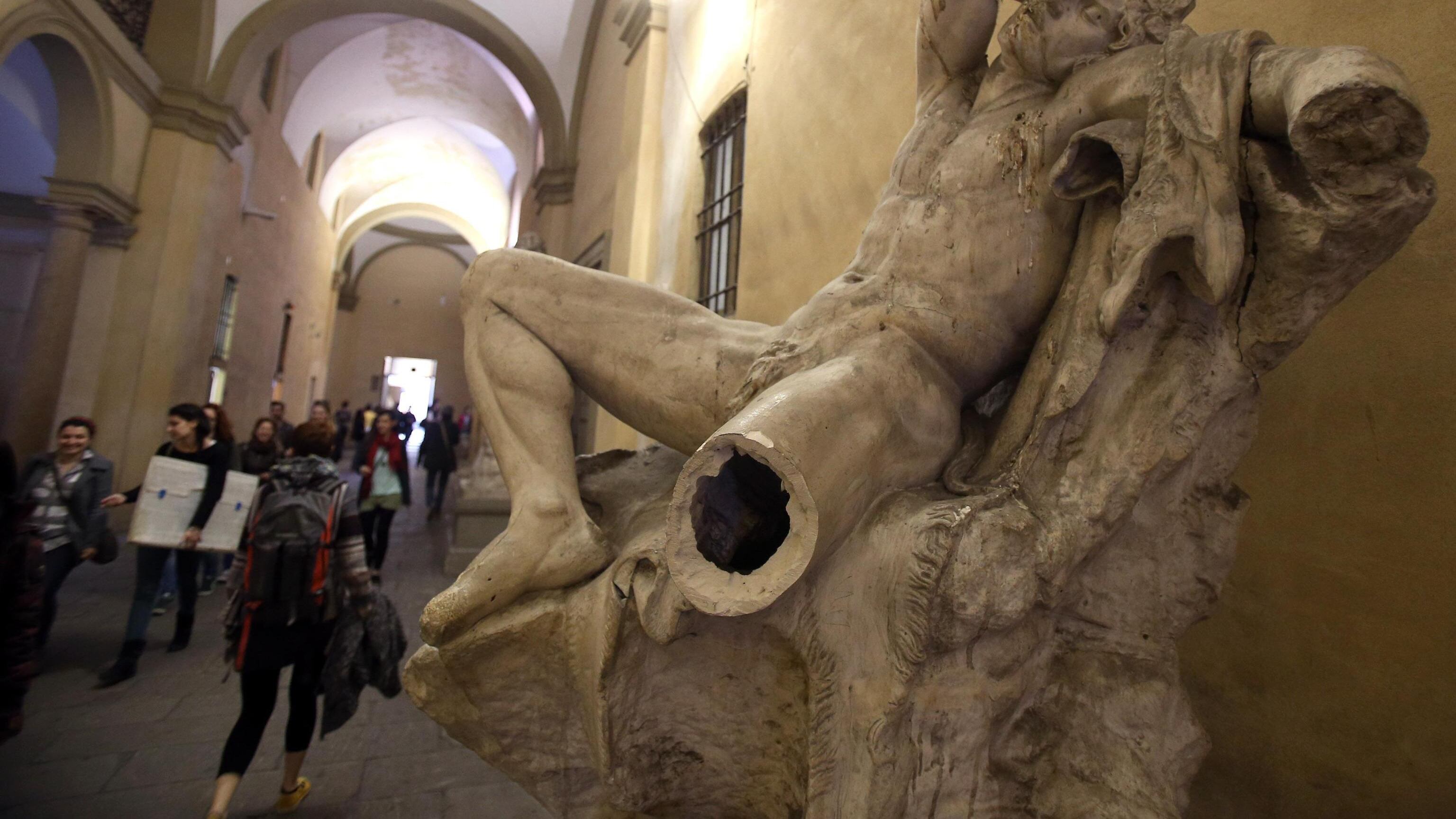 Studente spacca la gamba a una statua dell'800 a Brera