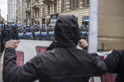 Torino, scontri tra antagonisti e polizia 7