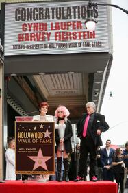 Cyndi lauper premiata con una stella sulla Walk of Fame 11