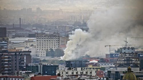 Napoli, grande incendio nell'ex campo rom di Parco Marinella 2