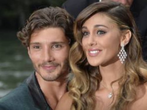 Belen e Stefano vicini nel backstage