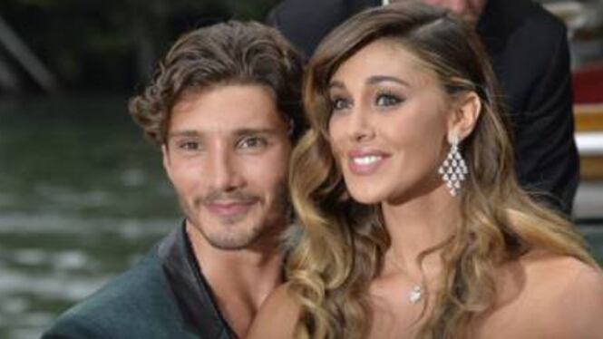 Belen e Stefano vicini nel backstage