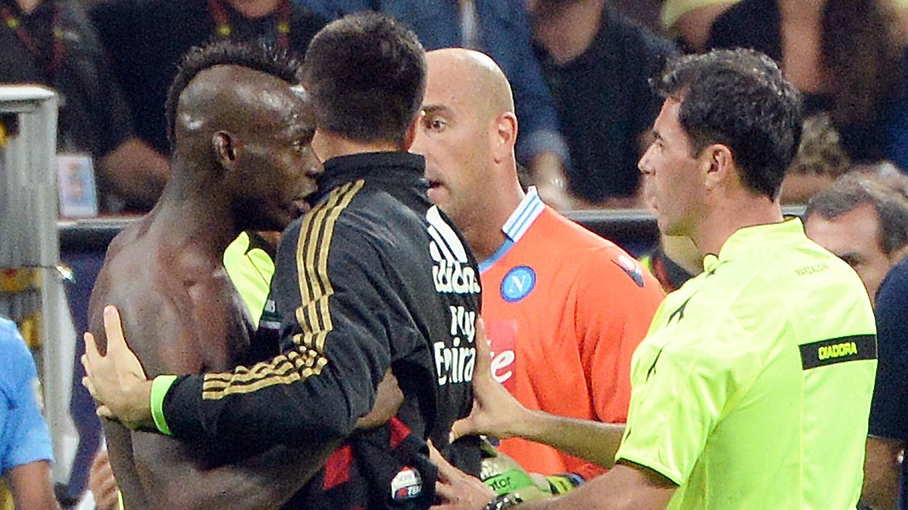 Tre turni di squalifica per Balotelli. Milan, curva chiusa per razzismo