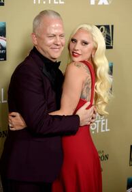Lady Gaga, spacco mozzafiato e baci al fidanzato sul red carpet 36
