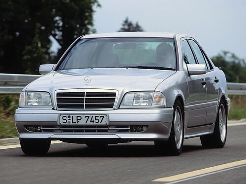 Mercedes Classe C: 30 anni di lusso in formato compatto