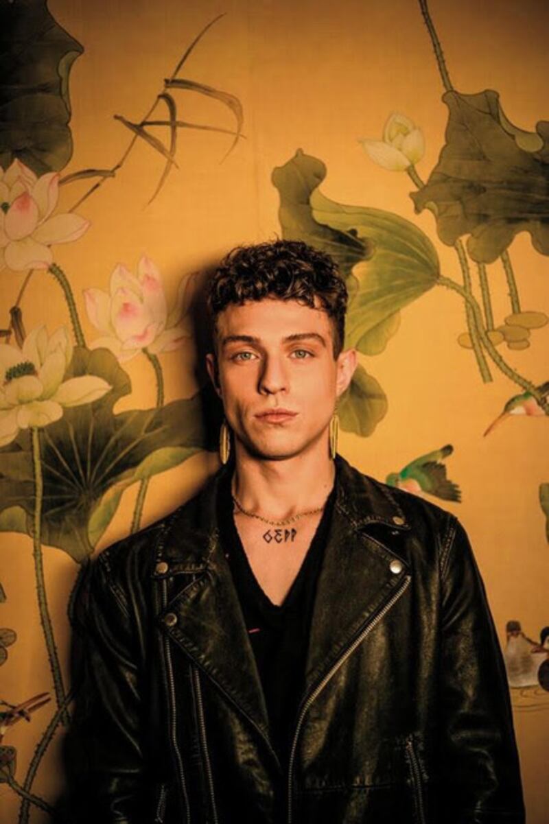 Irama, cantautore di successo da Amici a Sanremo  3