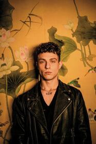 Irama, cantautore di successo da Amici a Sanremo 3