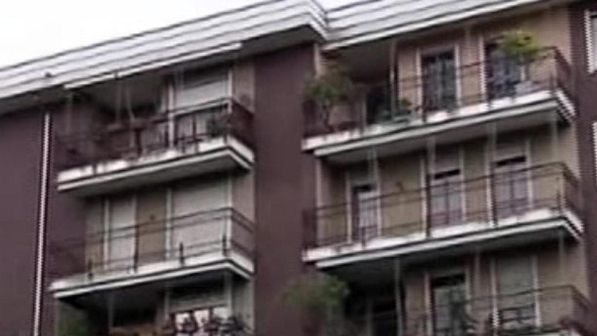 Butta i figlioletti dal balcone: "L'ho fatto per il loro bene"