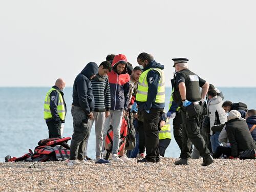 "Li lasciò morire": l'inchiesta che smaschera l'ipocrisia francese sui migranti