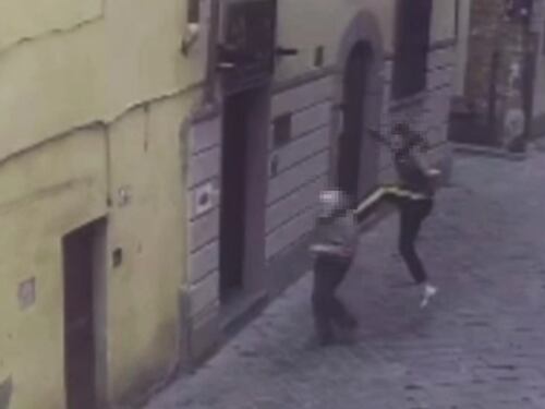 Sbatte al muro il 70enne e lo massacra di botte. Choc in centro a Firenze