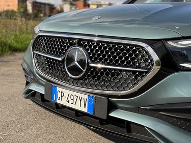 Mercedes Classe E 300e: guarda la gallery della berlina ibrida super lusso 5
