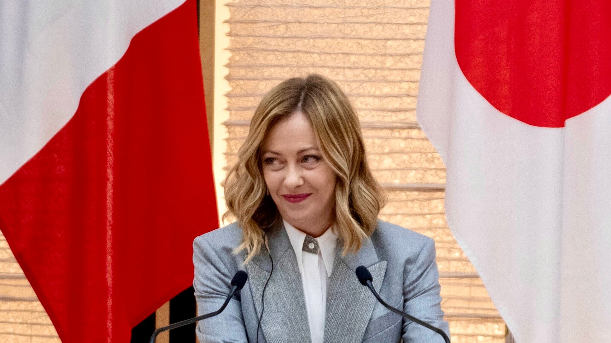 Il debutto alla guida dei Grandi del G7. Cnn elogia Meloni: "È il futuro della Ue"