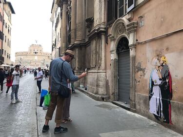 Nel murales romano Papa Francesco si bacia con Trump 6