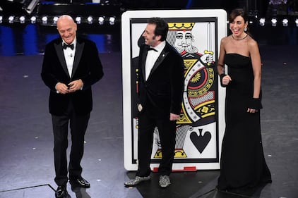 Sanremo, le gag del trio con gli ospiti 4