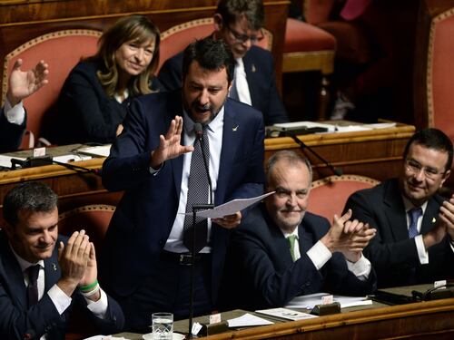 "Vecchia mummia", "Arrogante". Bordate in Aula tra Salvini e Conte