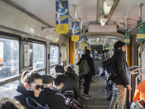 Milano, paura sul tram, 36enne pestato da branco di 5 ragazzini