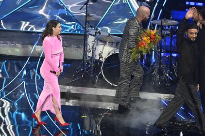Sanremo 2024: ecco il look della terza serata del Festival di Emma  8