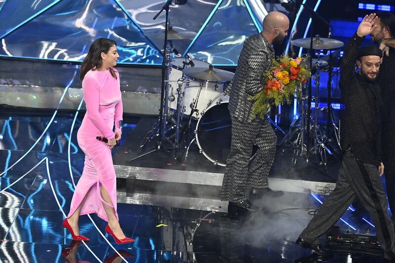 Sanremo 2024: ecco il look della terza serata del Festival di Emma  8