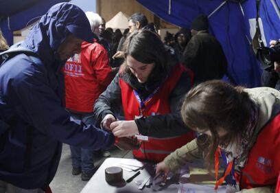 Migranti abbandonano il campo profughi di Calais 8