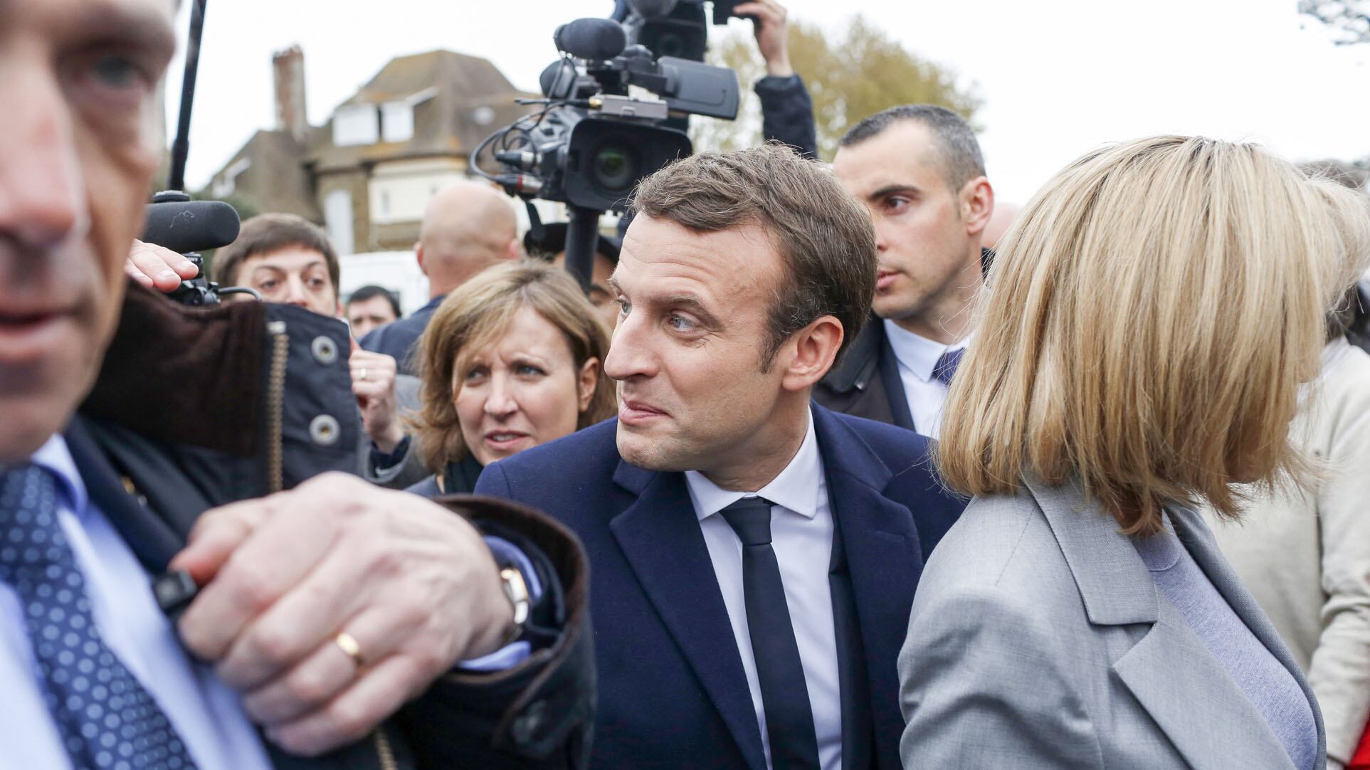 Francia, primi exit poll (vietati): Macron davanti, poi la Le Pen