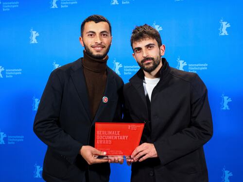 Il discorso antisemita, le kefie e il silenzio su Hamas: bufera alla Berlinale