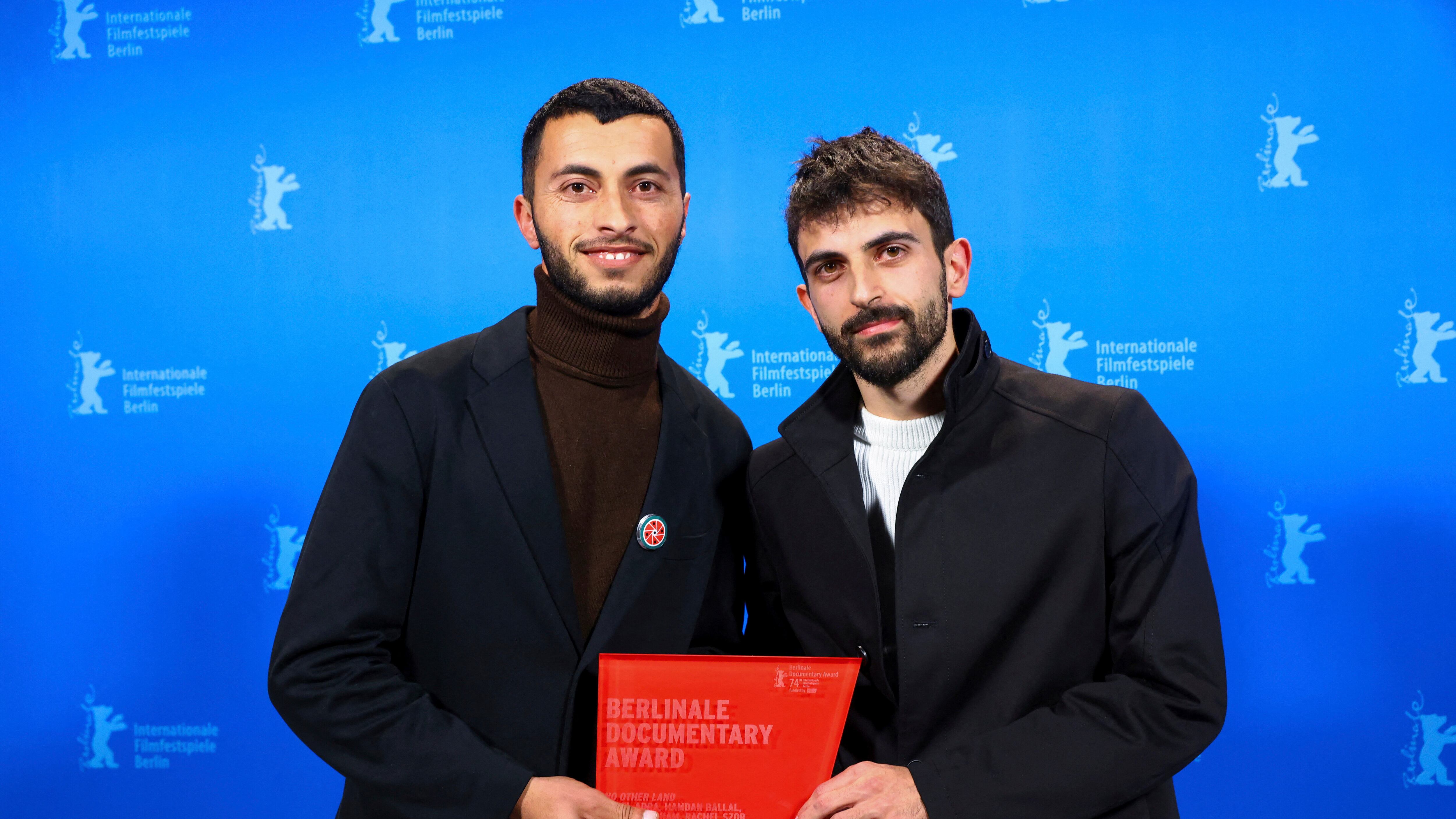 Il discorso antisemita, le kefie e il silenzio su Hamas: bufera alla Berlinale