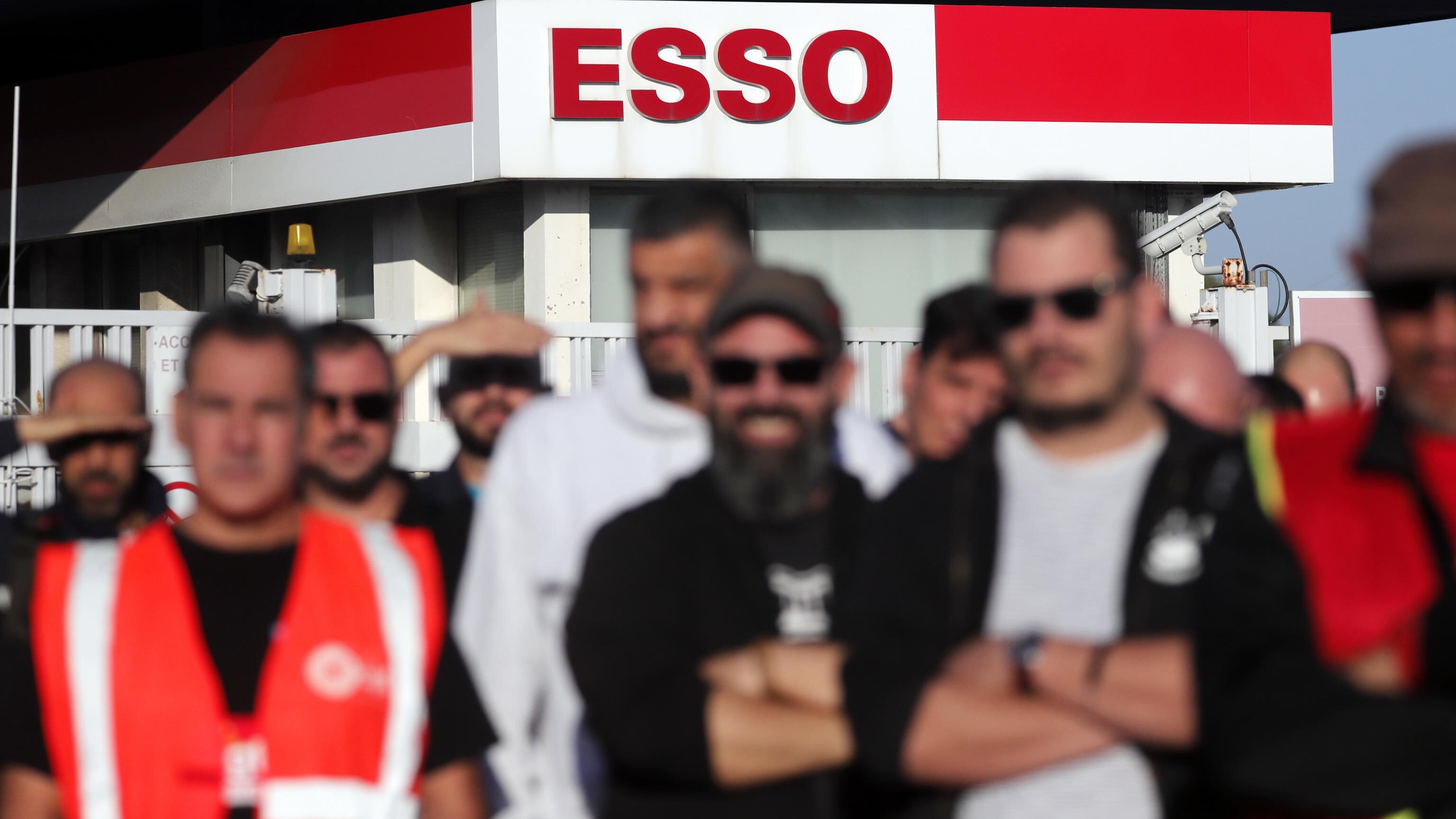 Sciopero nelle raffinerie, la Francia resta a secco. Finita la benzina: è caos
