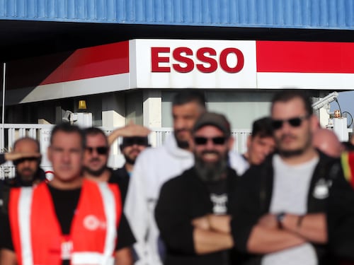 Sciopero nelle raffinerie, la Francia resta a secco. Finita la benzina: è caos